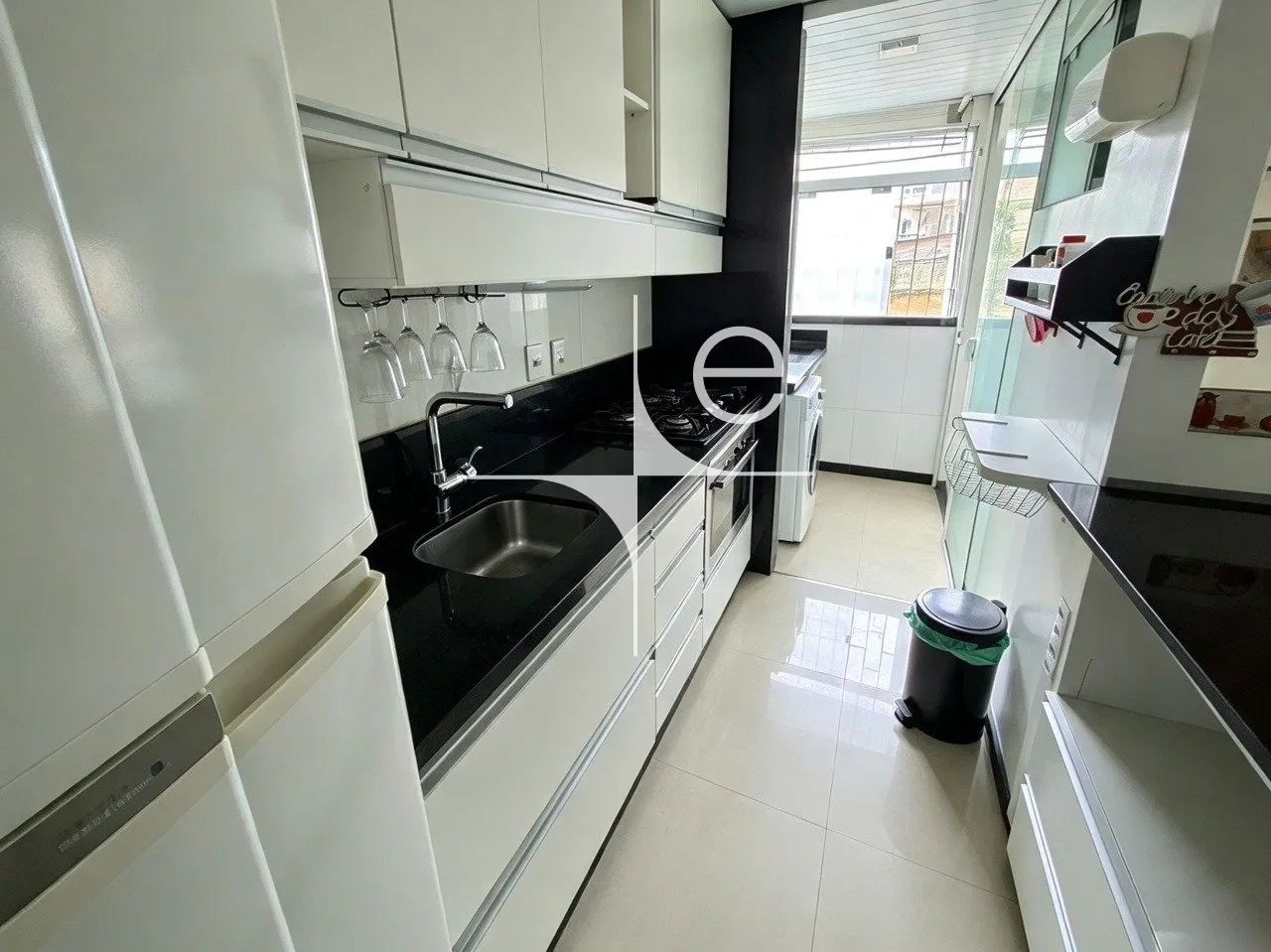 Furnished apartment, 105 m², with a glass-enclosed balcony — photo 3