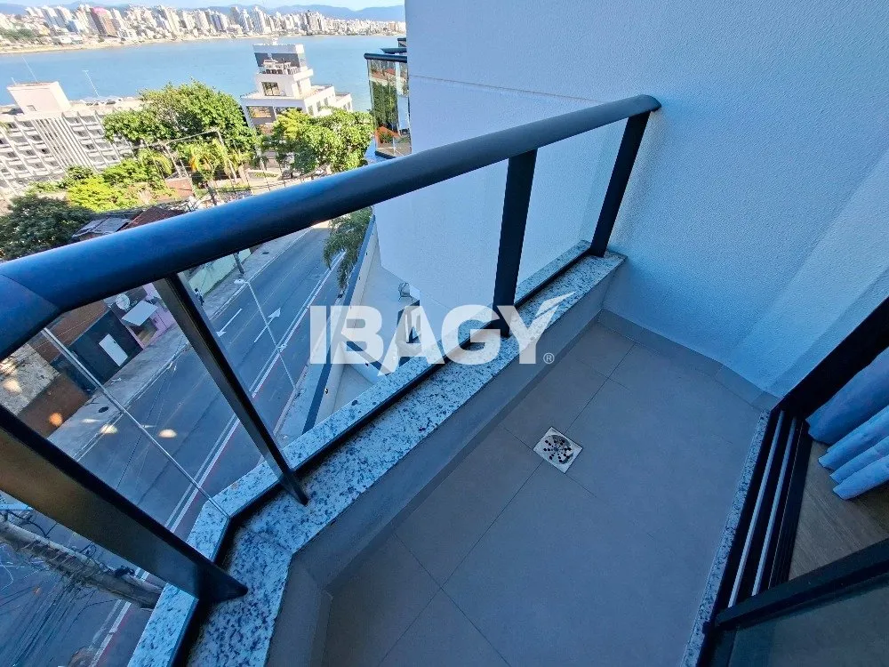 Studio with a glassed-in balcony and open-plan kitchen — photo 96