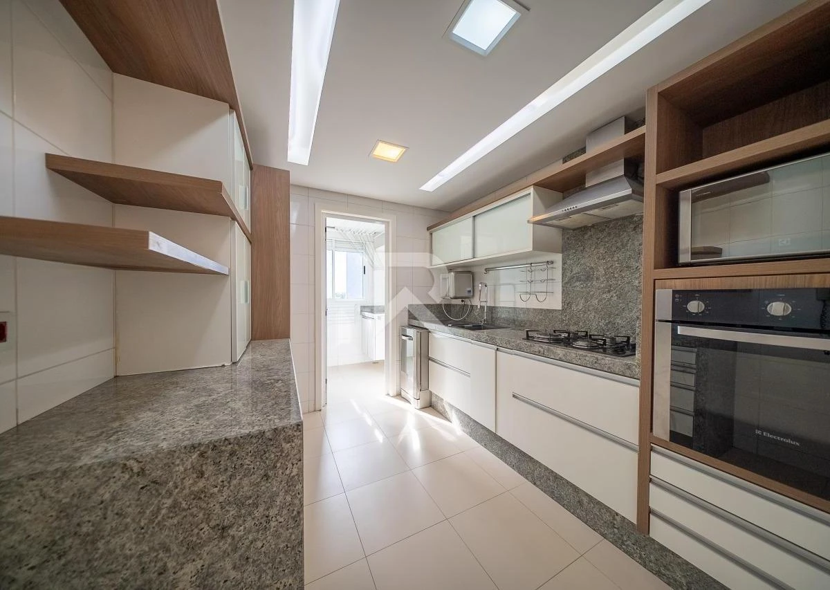 192 m² apartment with floor-to-ceiling windows and a bathtub — photo 25