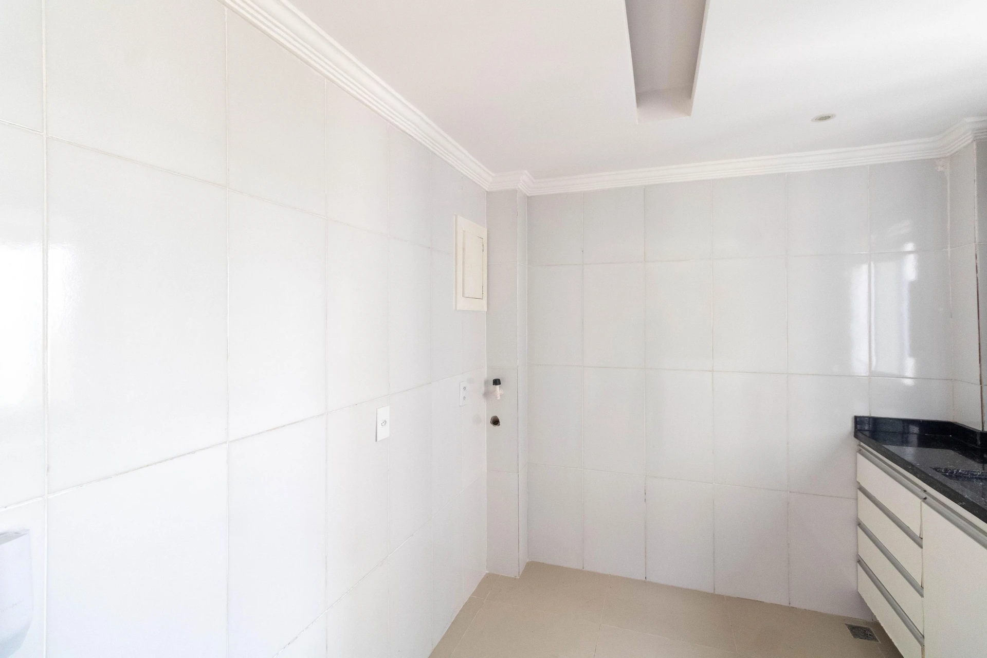 Walk-in closet in a 2-bedroom apartment, 43 m² — photo 45