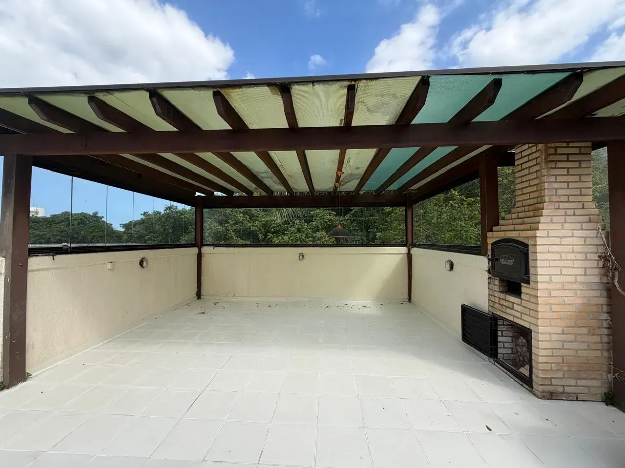 4-bedroom apartment with a closed-in balcony — photo 11
