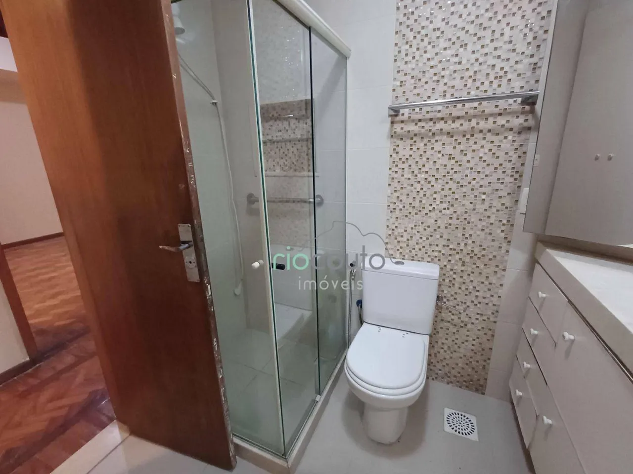 Apartamento com 3 dormitórios e piso de madeira — photo 11