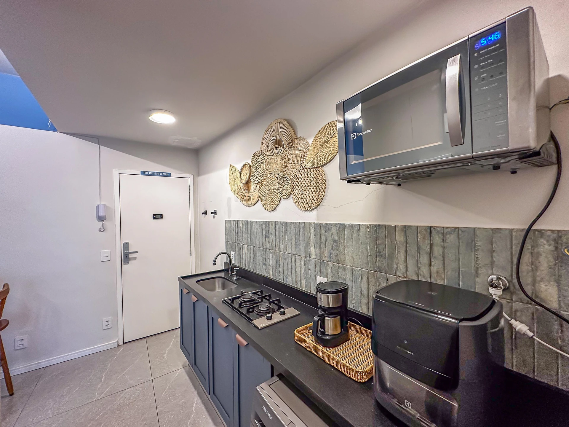 Furnished studio with glass shower and 1 bedroom — photo 6