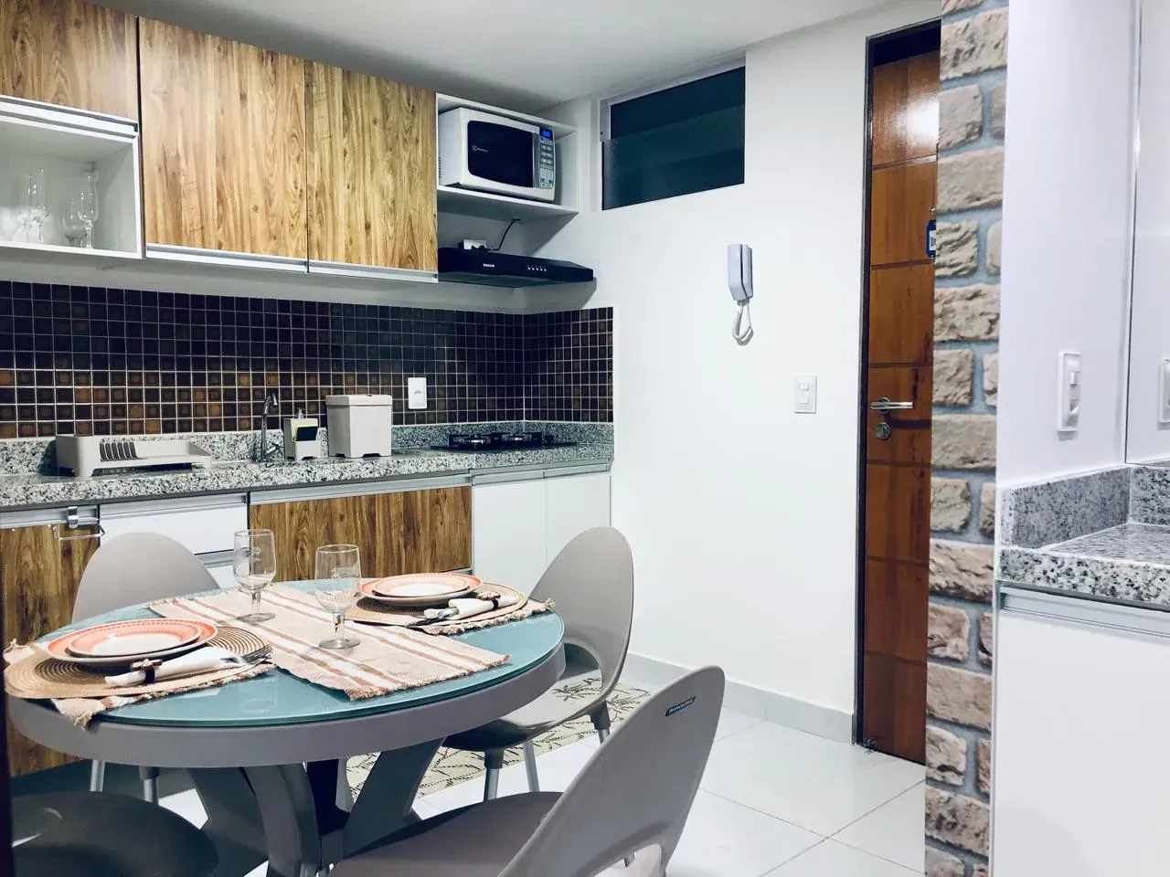 Furnished 1-bedroom apartment with private BBQ — photo 10