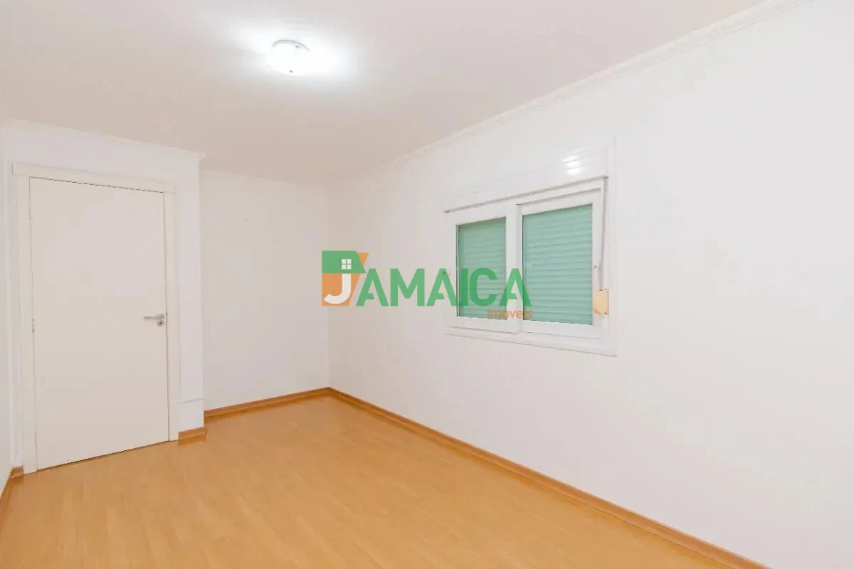 140 m² house with a home office and a walk-in closet — photo 18