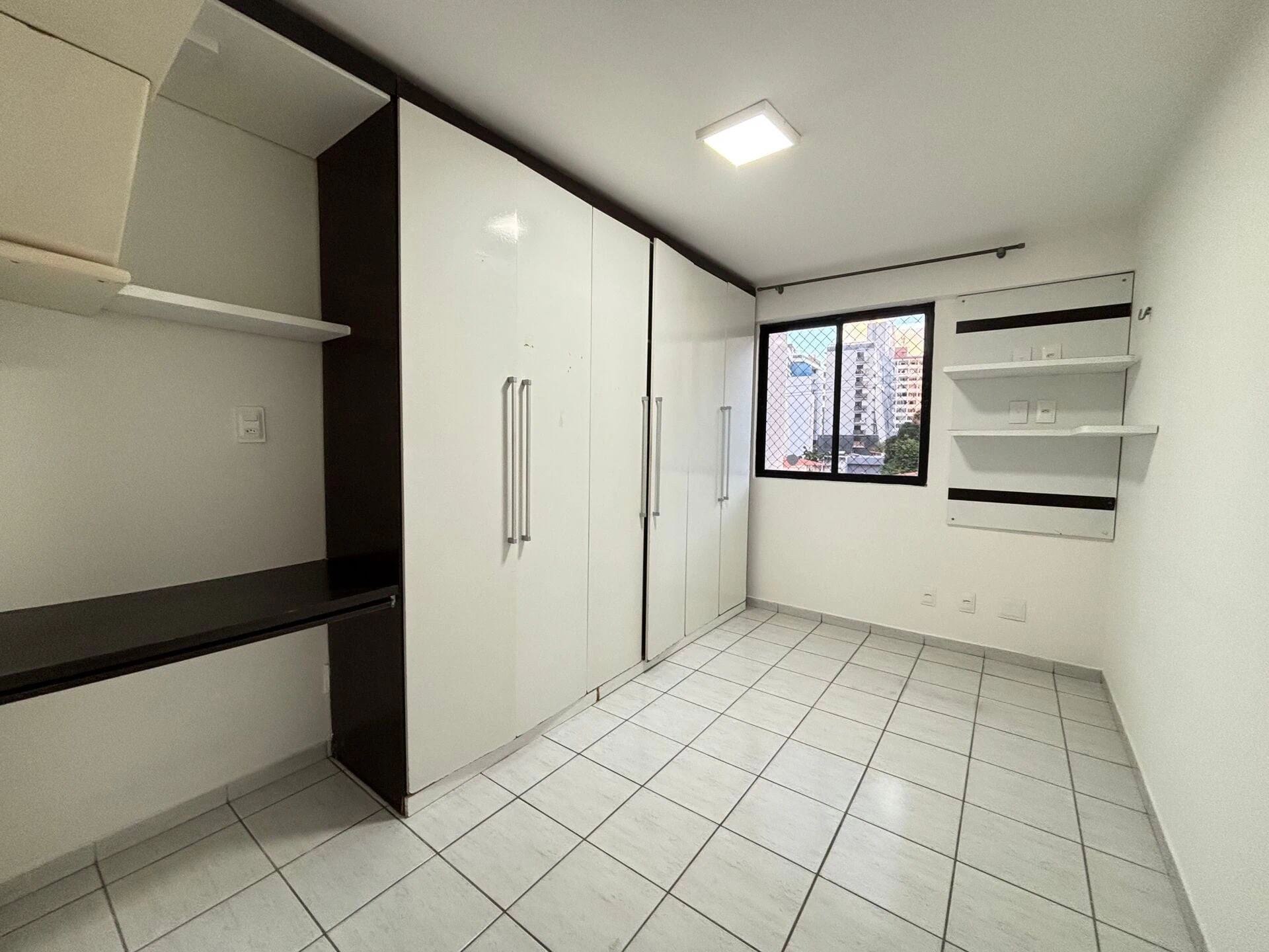 2-bedroom apartment with suite and 1 parking space — photo 3