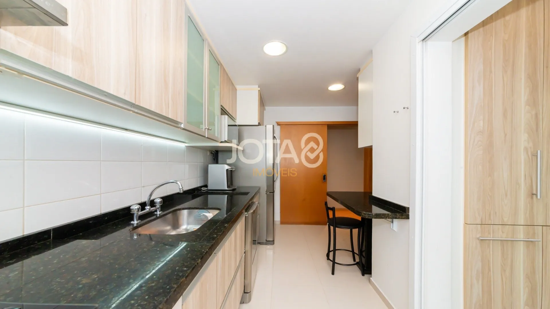 3-bedroom apartment in a building with a gym — photo 17