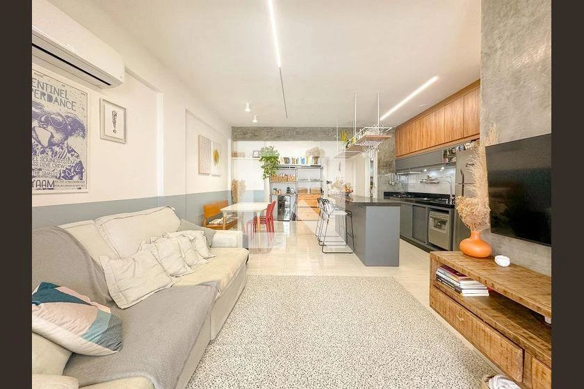 Balcony with a grill in a 2-bedroom apartment, 92 m² — photo 28