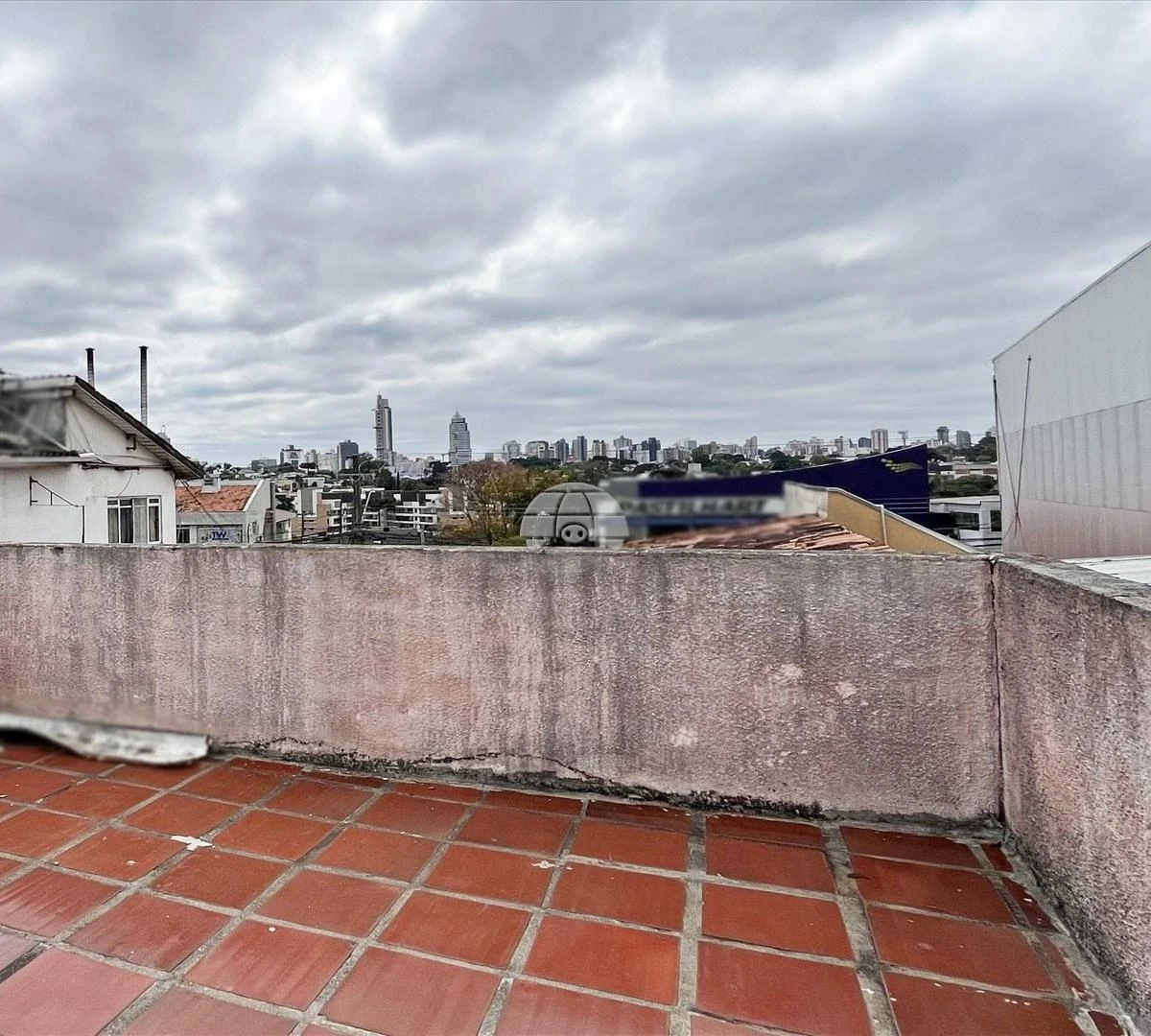 2-bedroom house with wood or laminate floors in Curitiba — photo 10