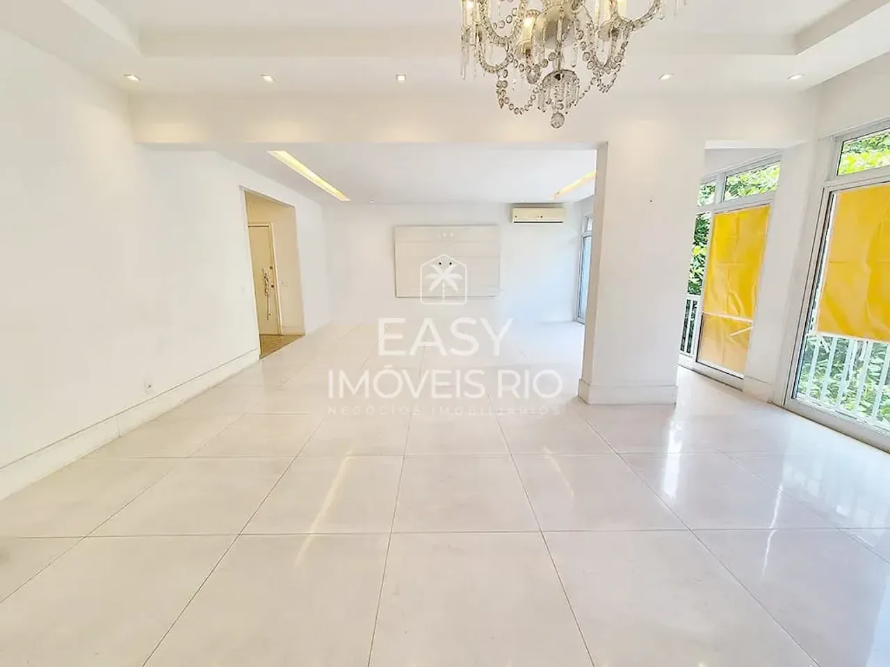 Apartamento sin amueblar con 4 dormitorios y balcón de vidrio — photo 7