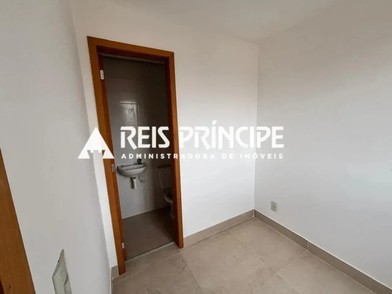 Unfurnished apartment with 4 bedrooms and a glass balcony — photo 18