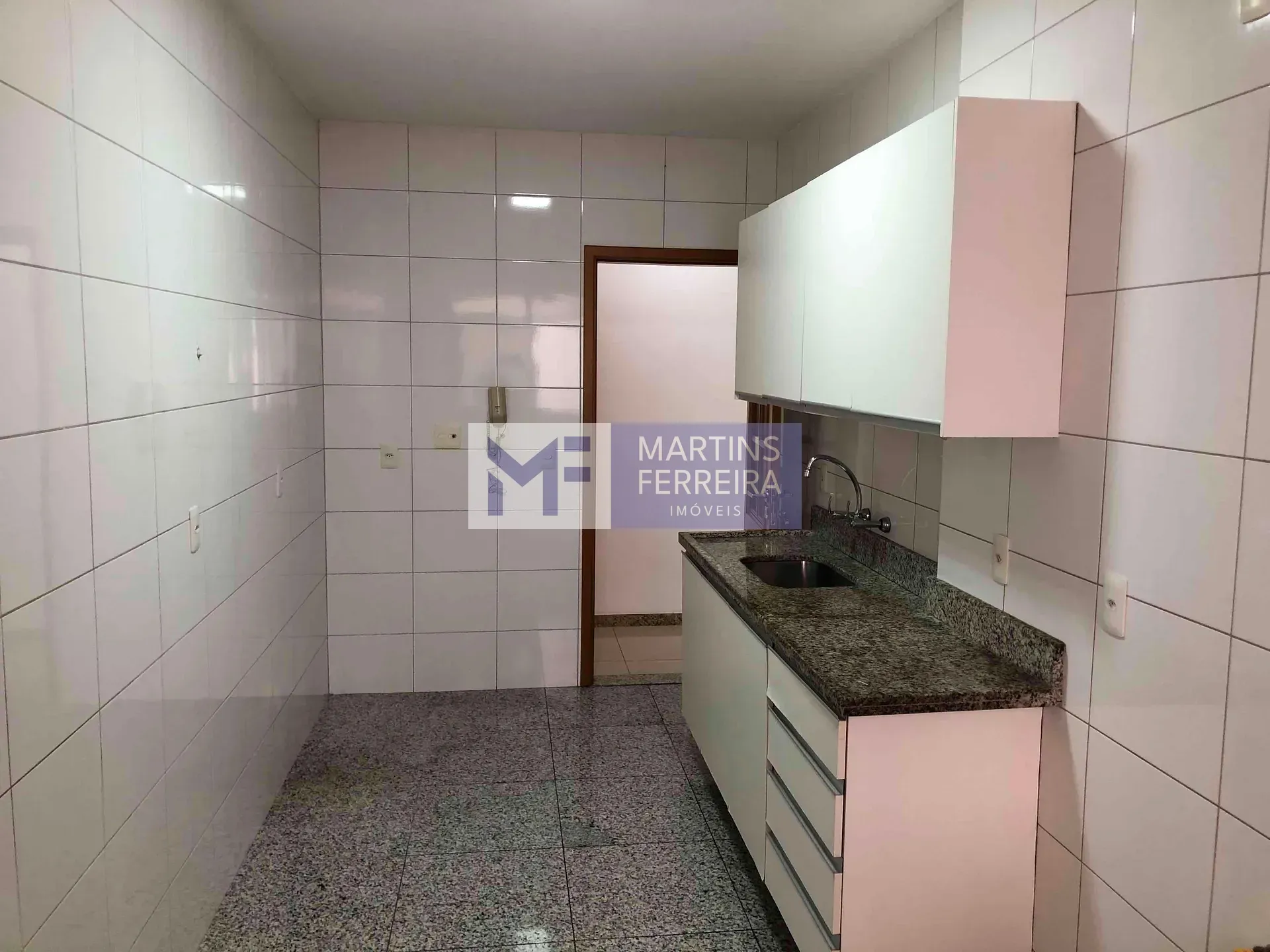 Apartamento no 1º andar com varanda envidraçada