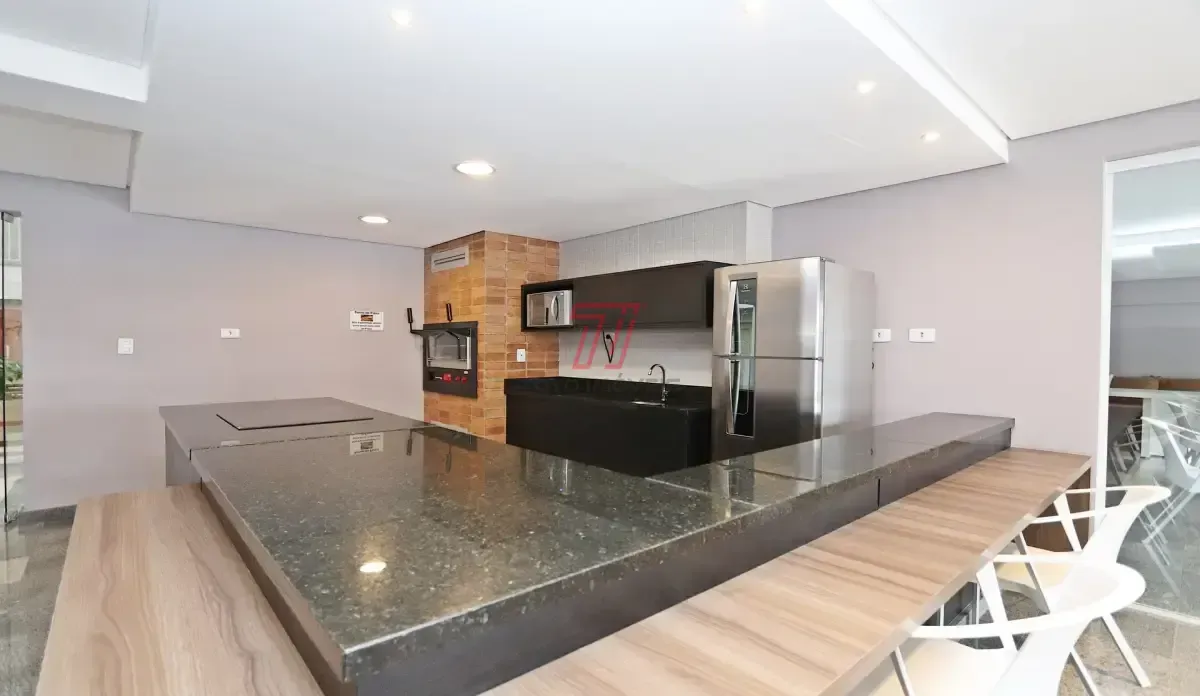 Studio bem cuidado com sacada e cozinha integrada — photo 23
