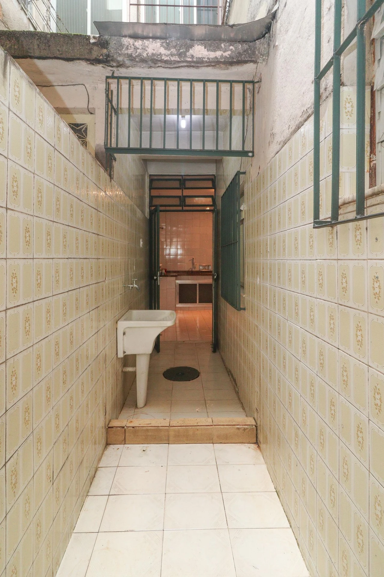 Квартира з 2 спальнями та дерев'яною підлогою або ламінатом — photo 14