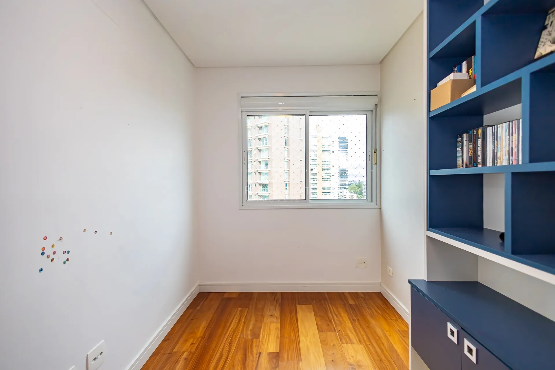 4-bedroom apartment with a fireplace — photo 43