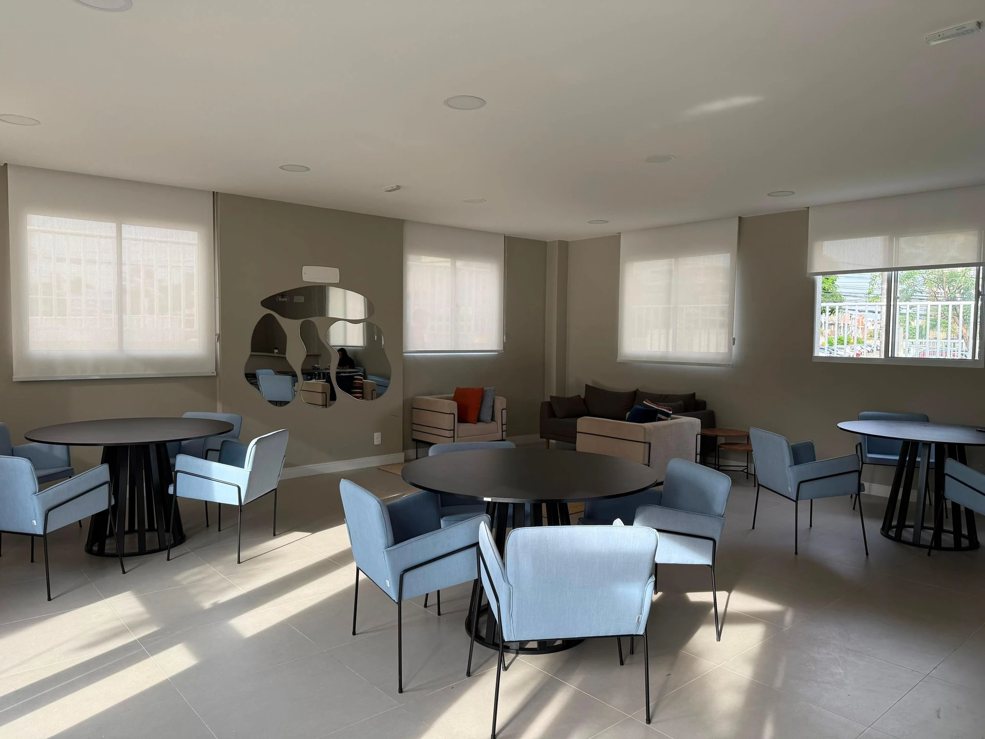 Unfurnished apartment with 2 bedrooms and 1 bathroom