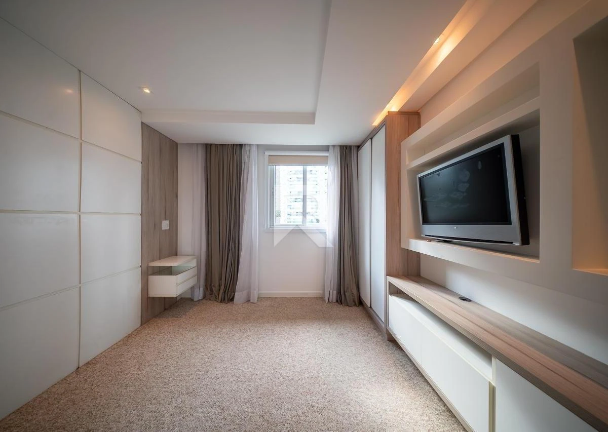 192 m² apartment with floor-to-ceiling windows and a bathtub — photo 36