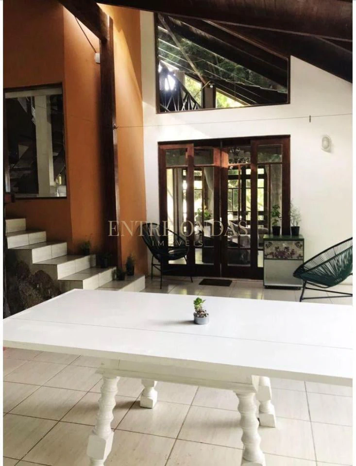 4-bedroom house with a bathtub in Florianópolis — photo 6
