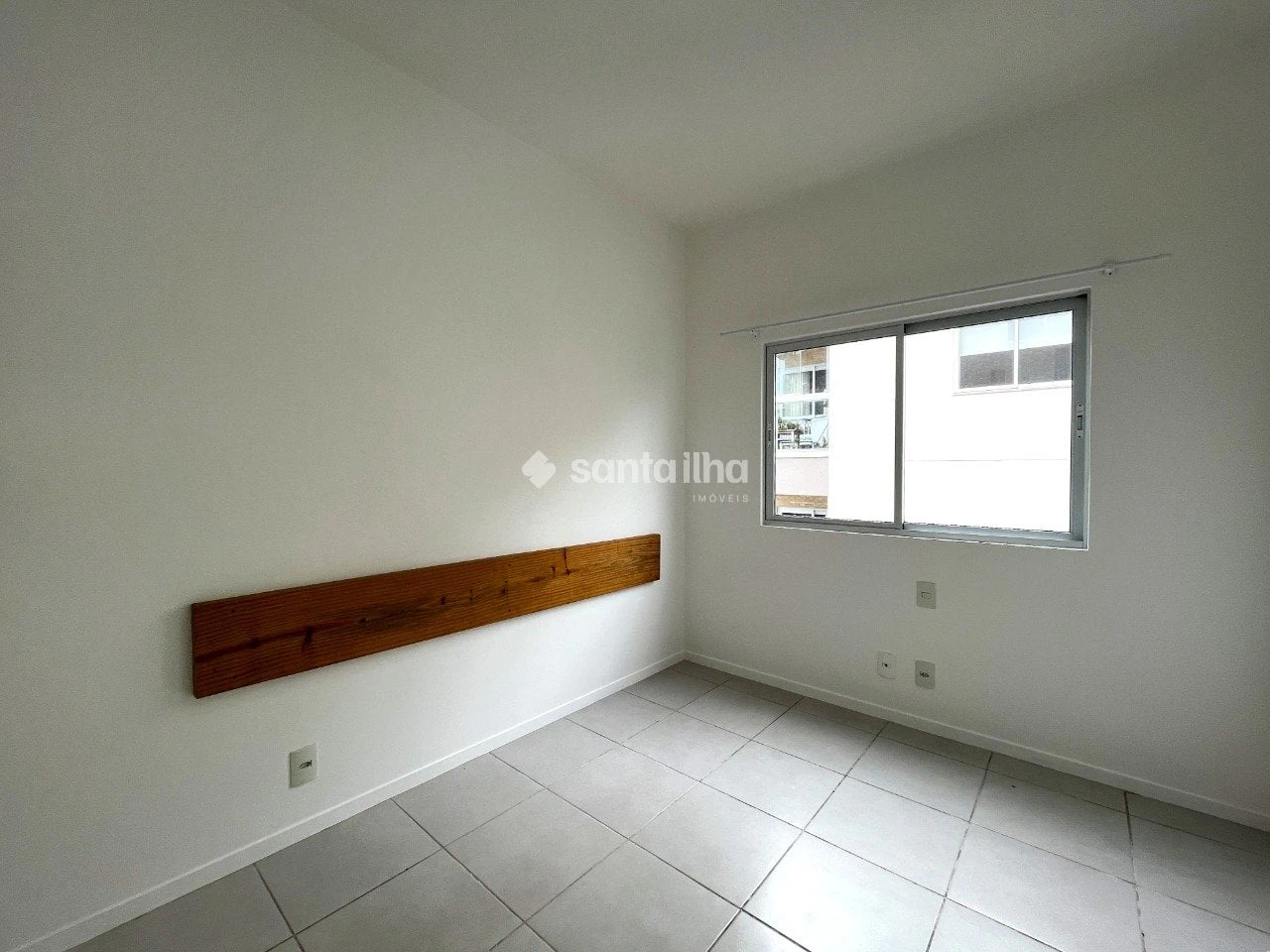 Balcony with a grill in a 2-bedroom apartment, 74 m² — photo 22