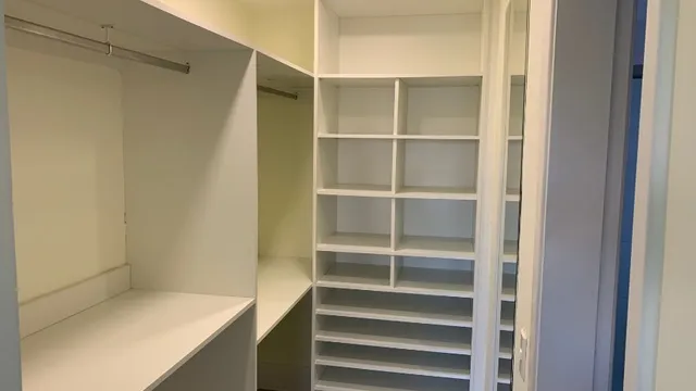 Walk-in closet in a 4-bedroom apartment, 370 m² — photo 4