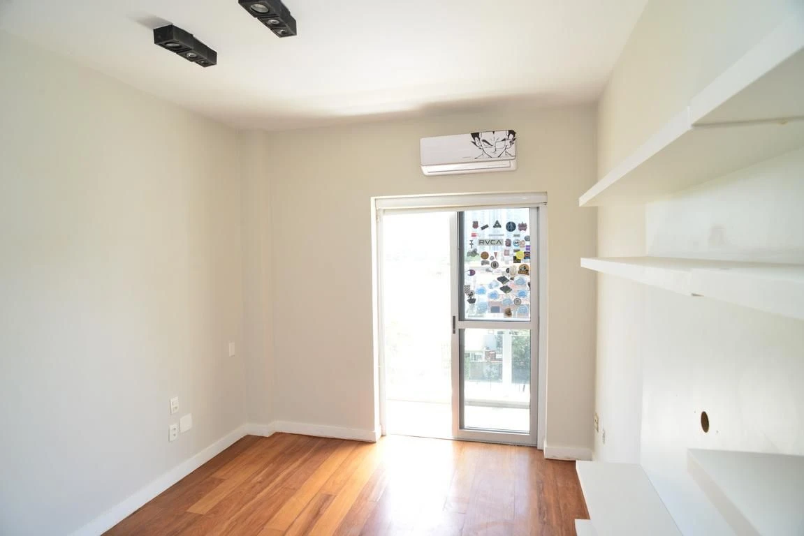 3-bedroom apartment in a building with a gym — photo 32