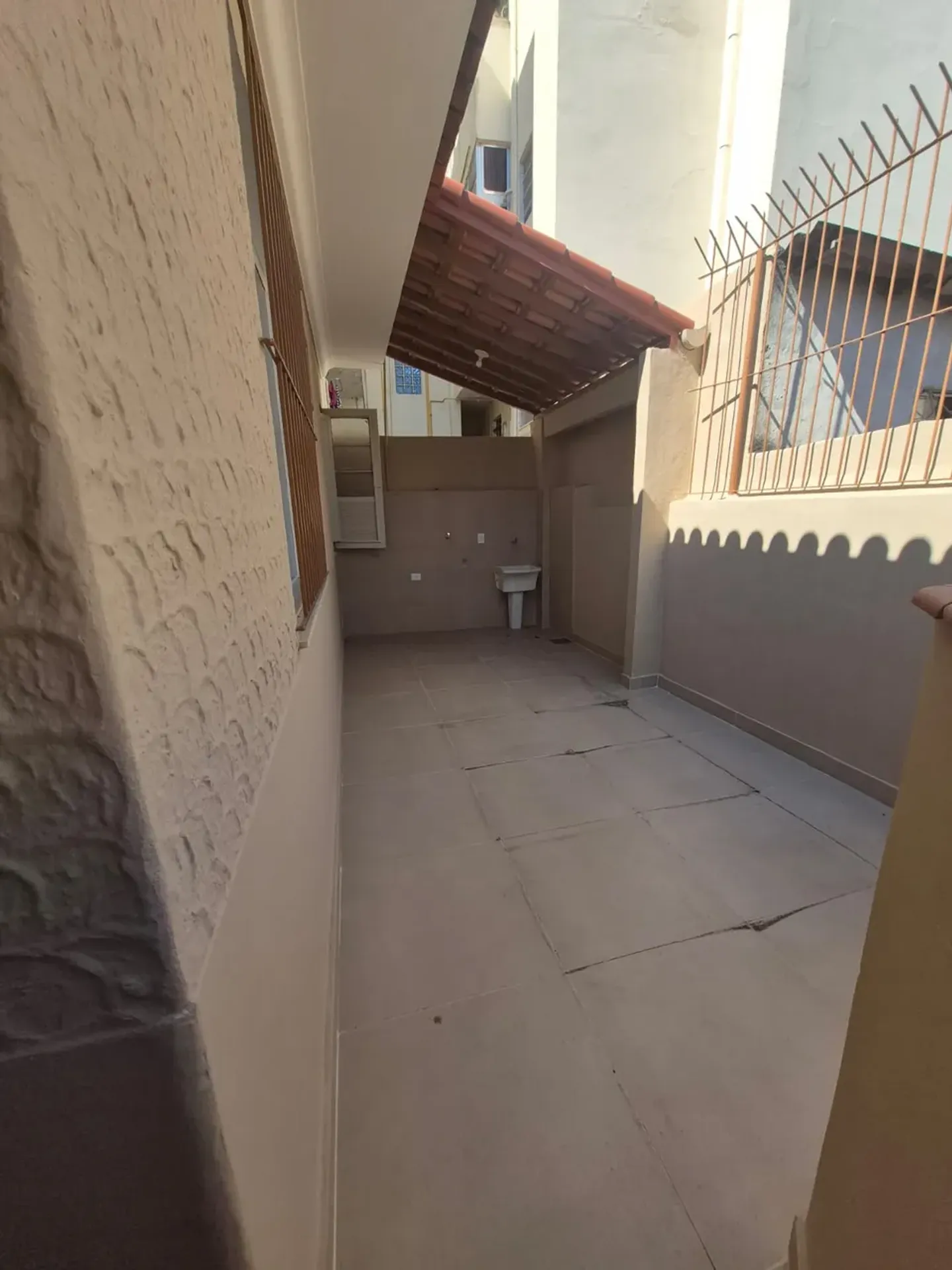 Apartamento sem mobília com cozinha planejada e tanque — photo 31