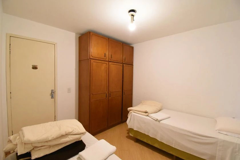 1-bedroom apartment with open-plan kitchen and gas stove — photo 4