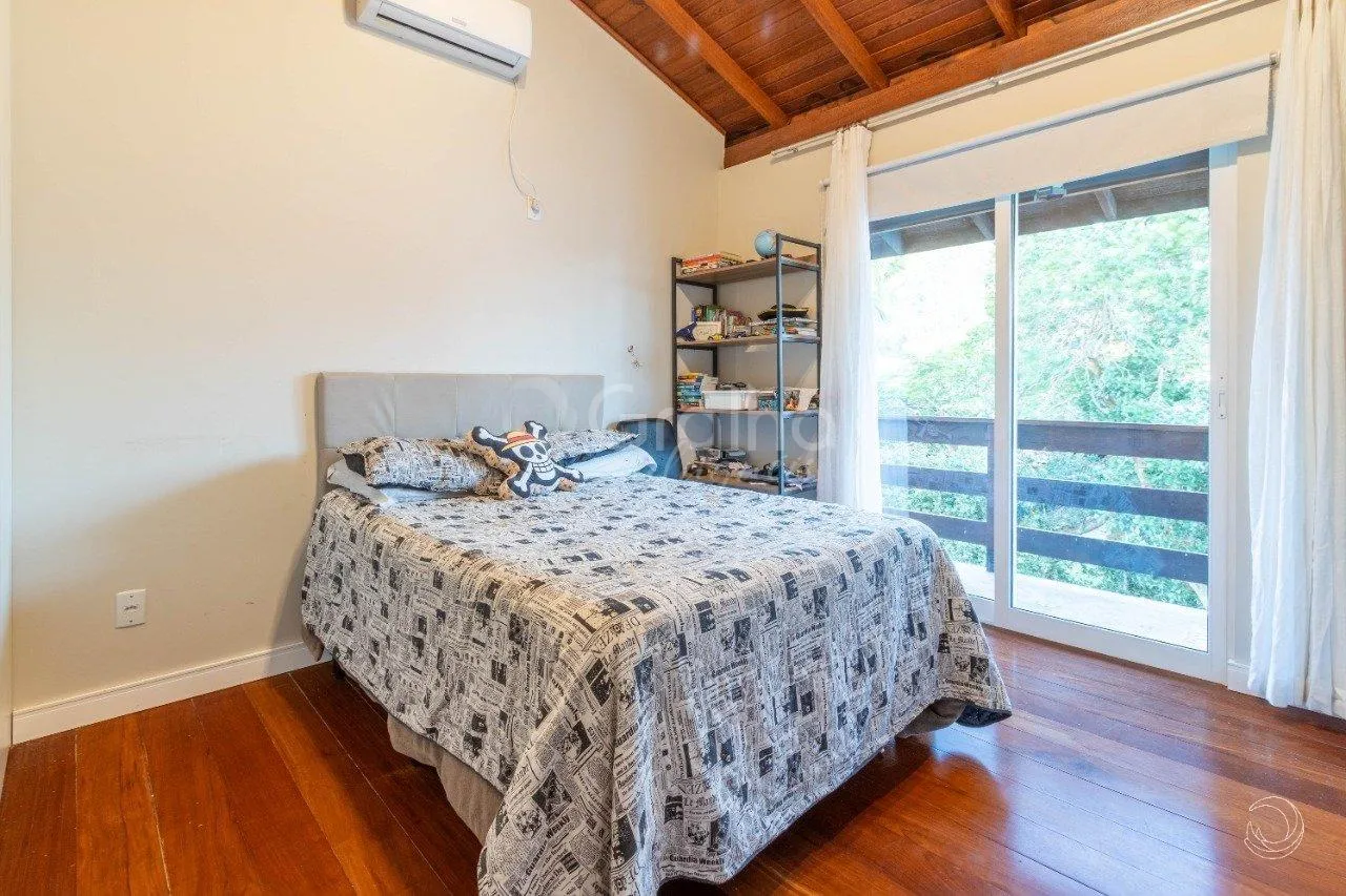 5-bedroom house with a fireplace in Florianópolis — photo 17