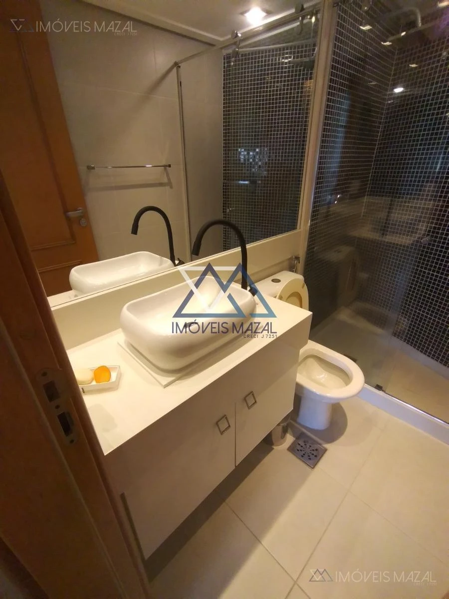 Glass-enclosed balcony in a one-bedroom apartment, 102 m² — photo 29