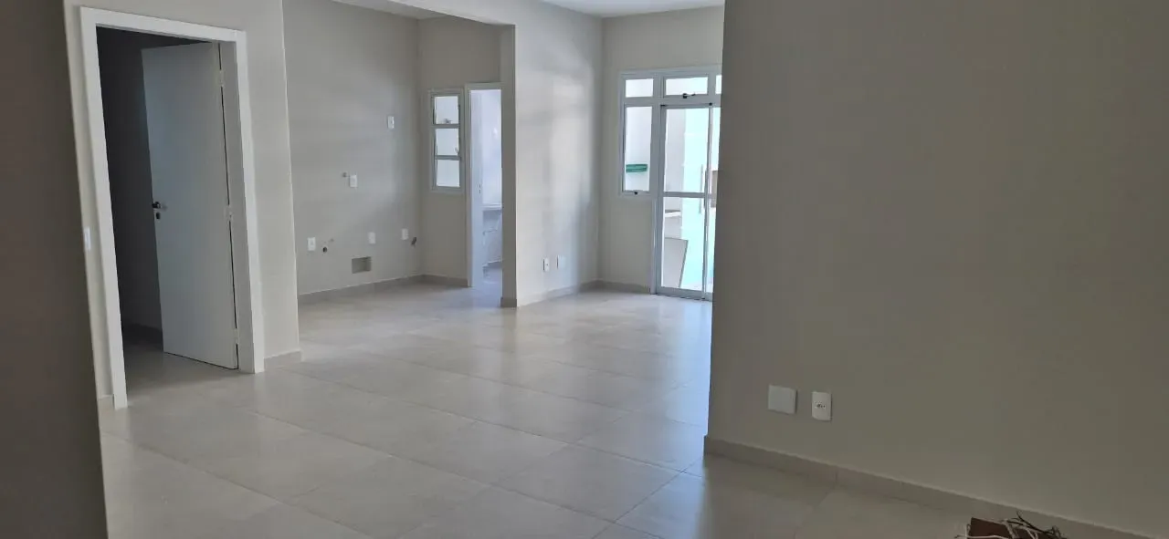 3-bedroom apartment with 1 en-suite and 2 parking spots — photo 3