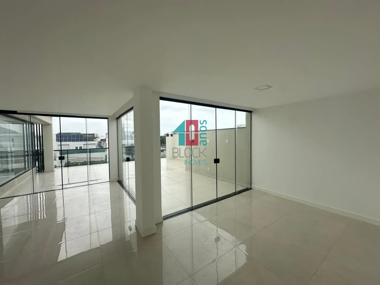 Condominium house with 5 en-suites and open-plan kitchen — photo 27