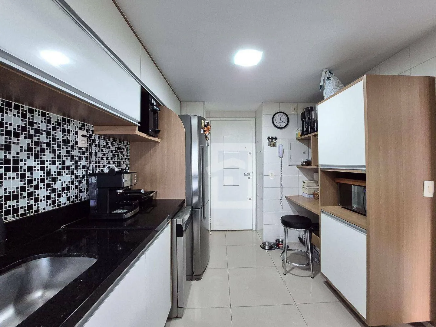 Furnished 235 m² apartment with 4 bedrooms — photo 47