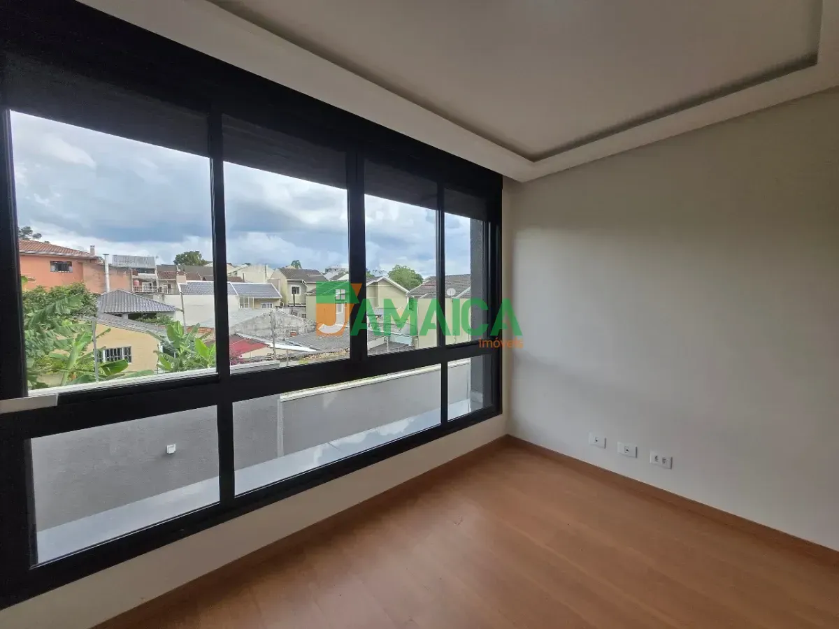 3-bedroom house with a grill on the balcony