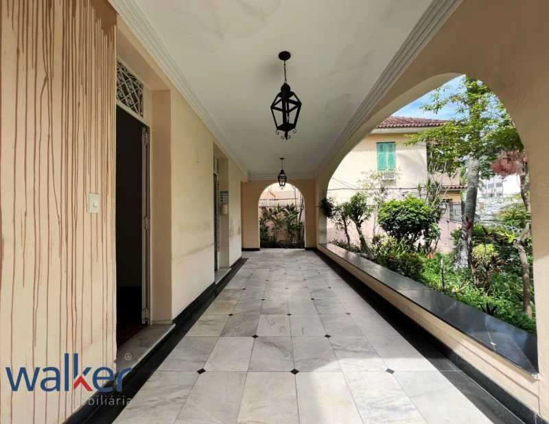House with 11 bedrooms, 500 m² and 10 parking spots — photo 27