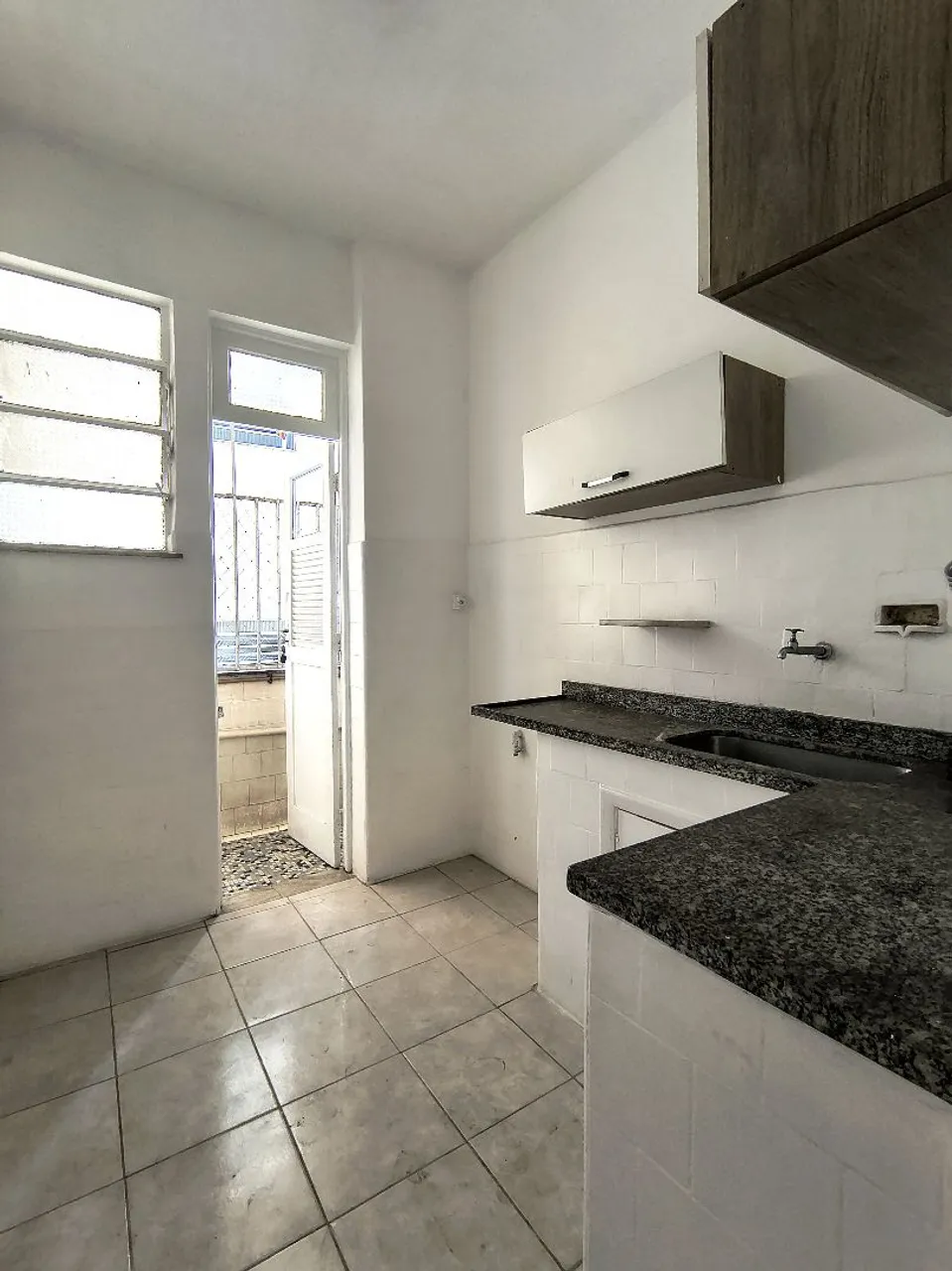 Wood or laminate floors in a 2-bedroom apartment, 72 m² — photo 7