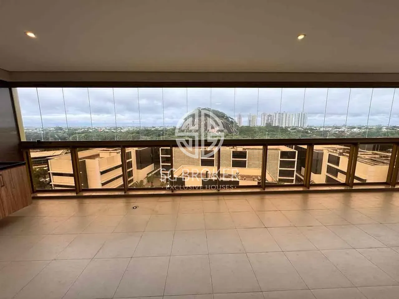 Apartment with views of the city and mountains — photo 10