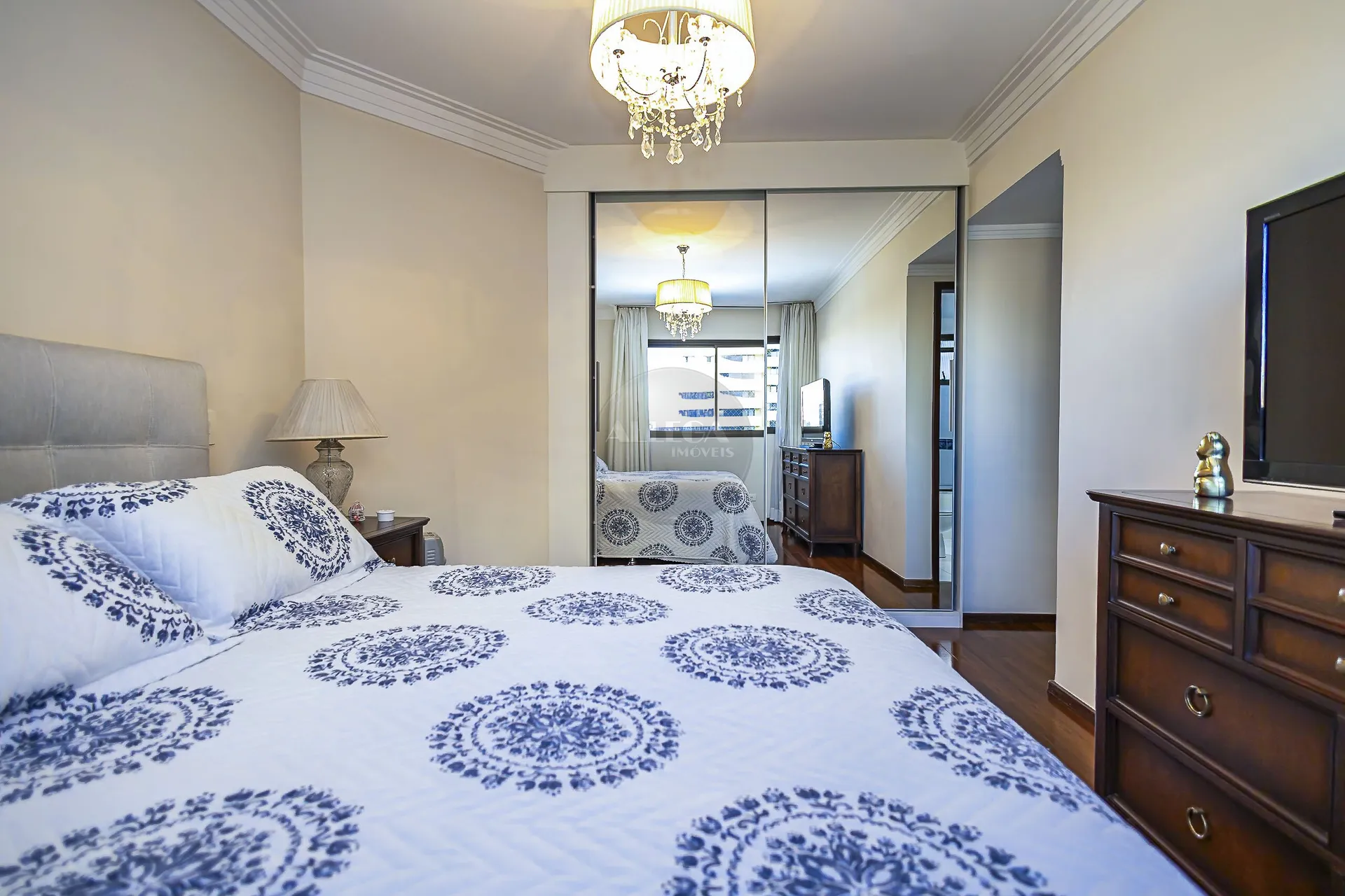 Apartamento com 4 quartos e piso de madeira na sala — photo 44