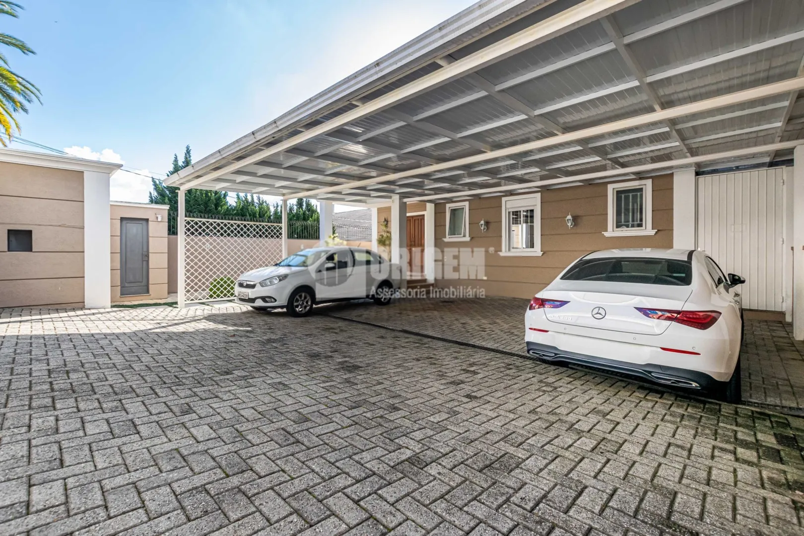 589 m² house with a bathtub and a water view — photo 20