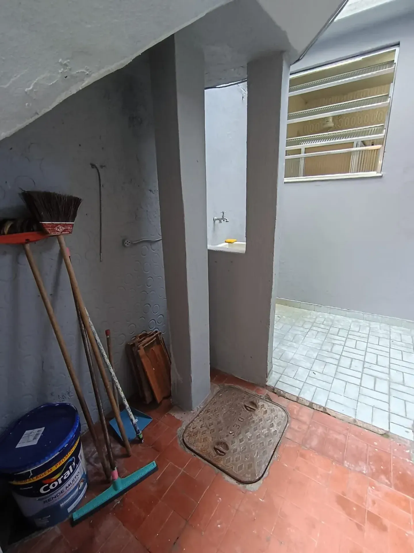 2-bedroom house with wood or laminate floors — photo 10