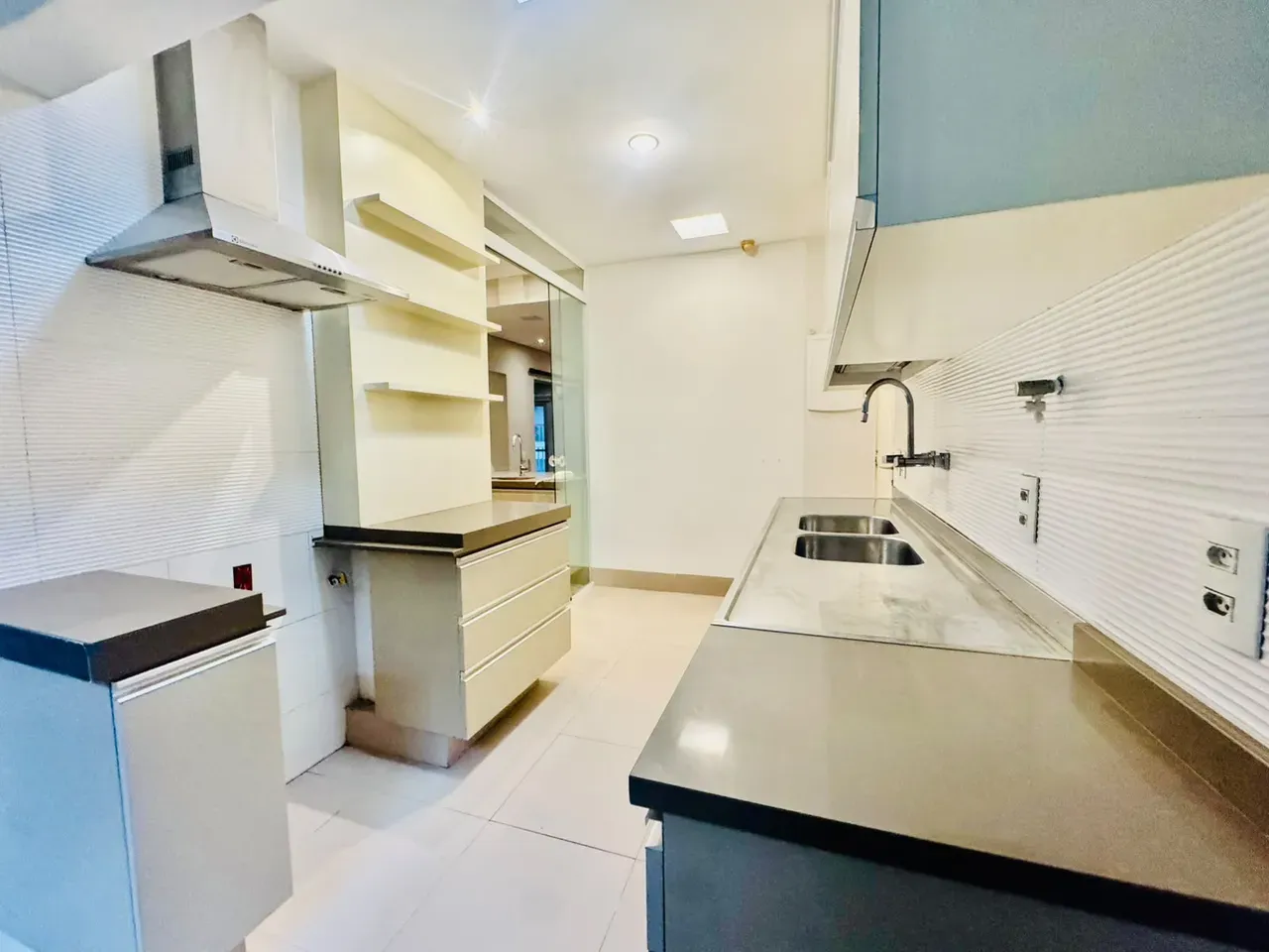 4-bedroom apartment with wood or laminate floors — photo 37