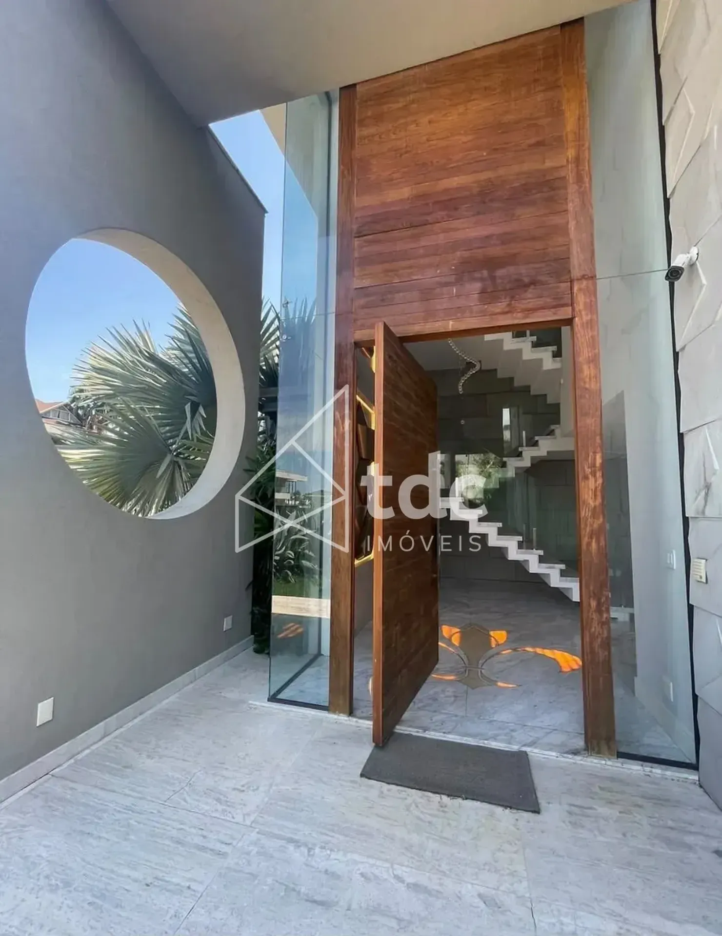 Bathtub in a 5-bedroom house, 900 m² — photo 25