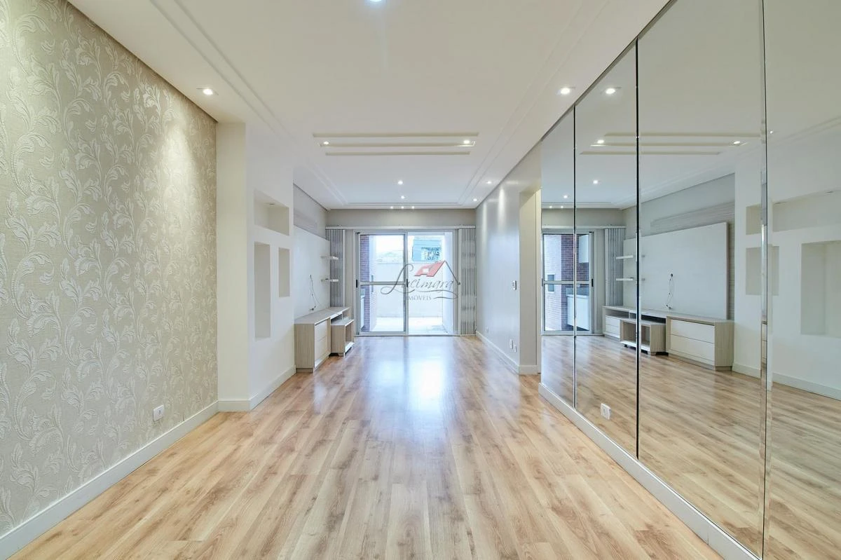 Balcony with a grill in a 2-bedroom apartment, 129 m² — photo 13