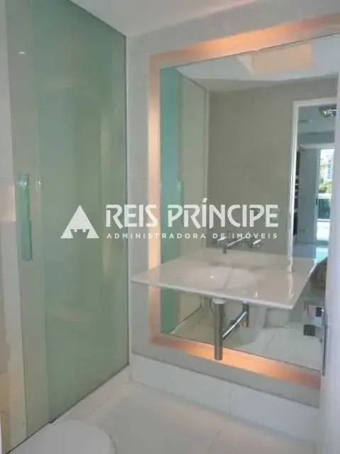 One-bedroom apartment in a building with a pool — photo 16