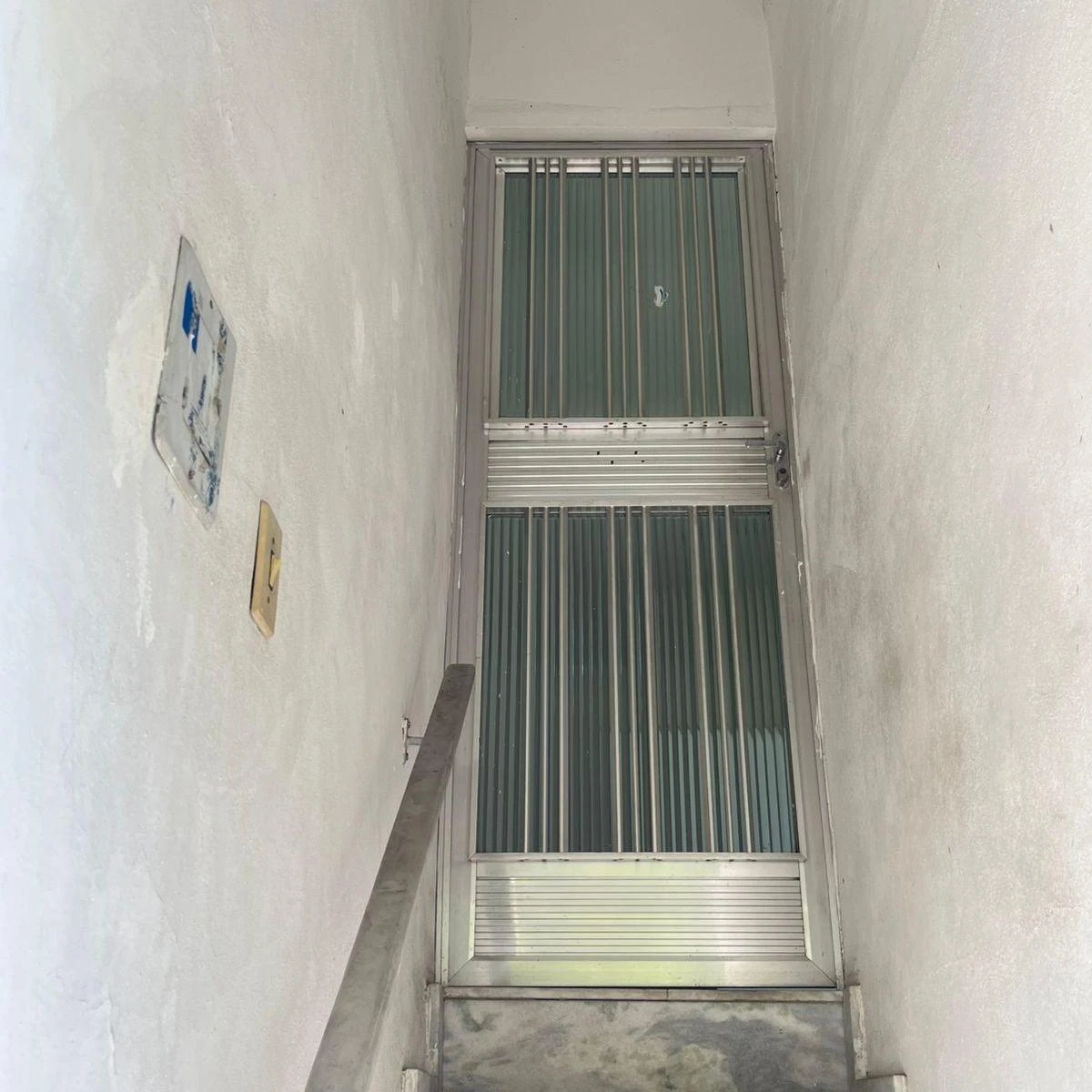 Unfurnished studio with no parking, gas heater and electric shower — photo 6