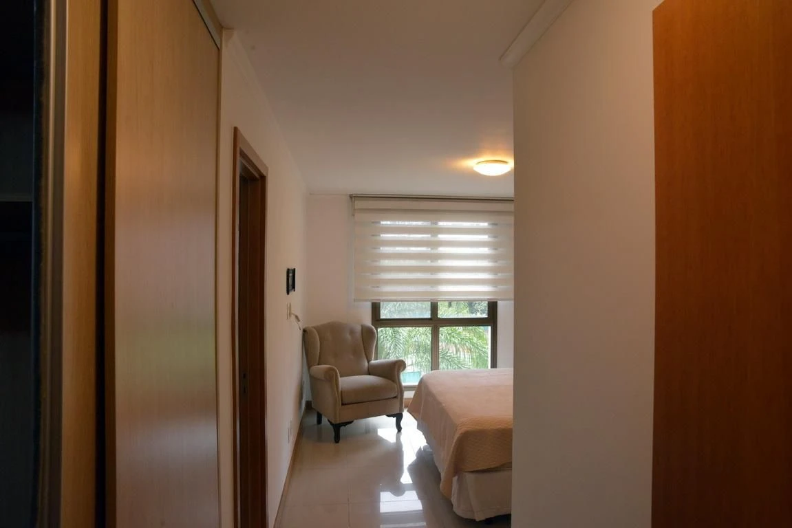 Jacuzzi in a 4-bedroom apartment, 233 m² — photo 13