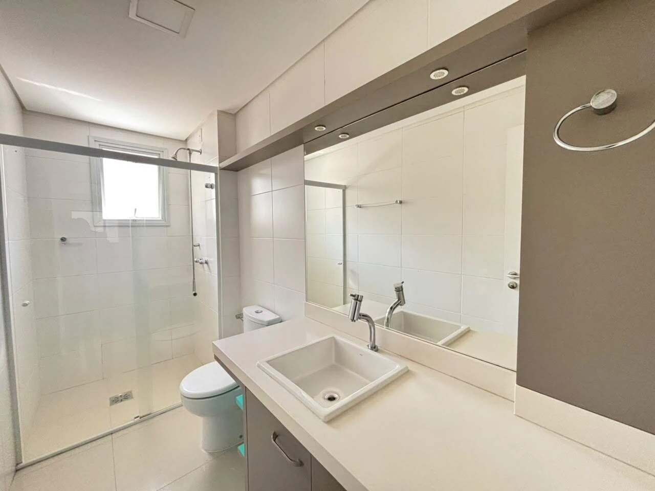 Glass-enclosed balcony in a 4-bedroom apartment, 127 m² — photo 24