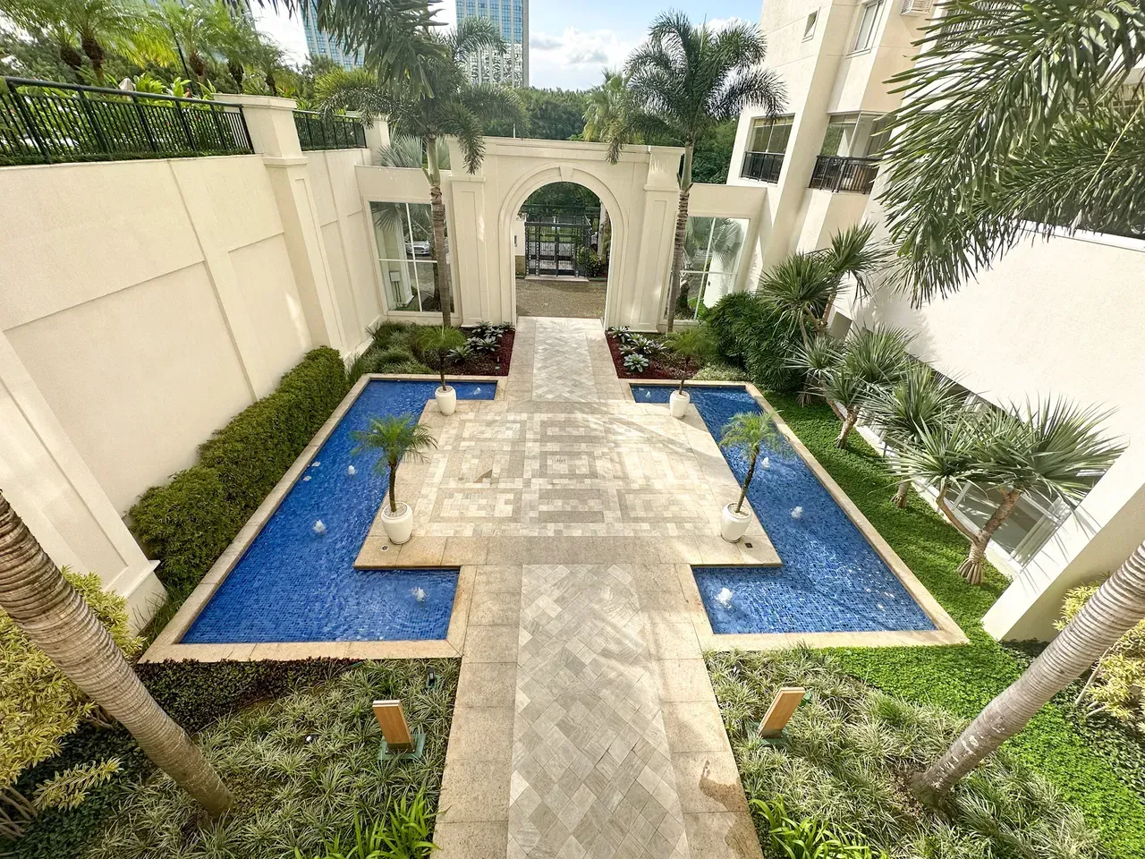 Unfurnished 3-bedroom apartment with 3 bathrooms — photo 10