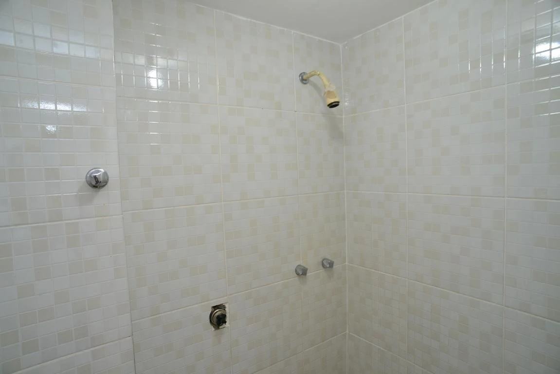 3-bedroom apartment in a building with a gym — photo 51