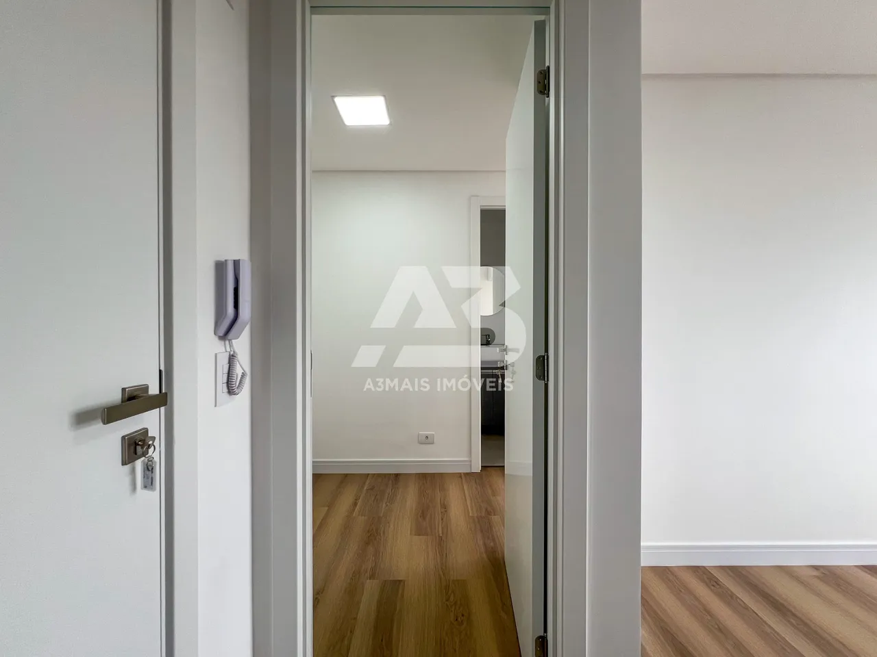 Studio, 26 m², with wood or laminate floors — photo 10