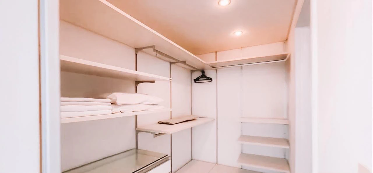 65 m² apartment with a bathtub and floor-to-ceiling windows — photo 10